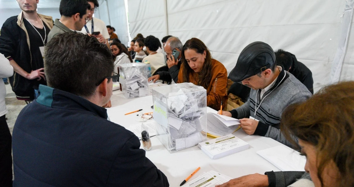 Los funcionarios electorales y los partidos devoran miles de millones. ¿Se les acabó?