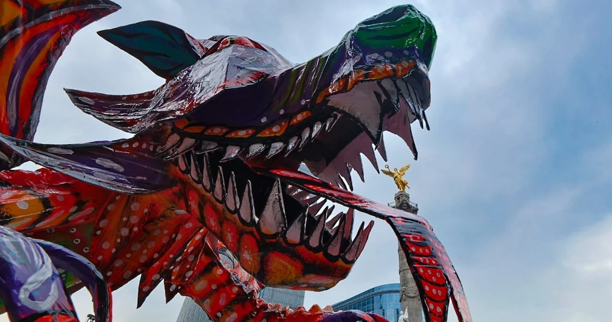FOTOGALERÍA ¬ Alebrijes y zombies llenan de color y terror las calles de la CdMx