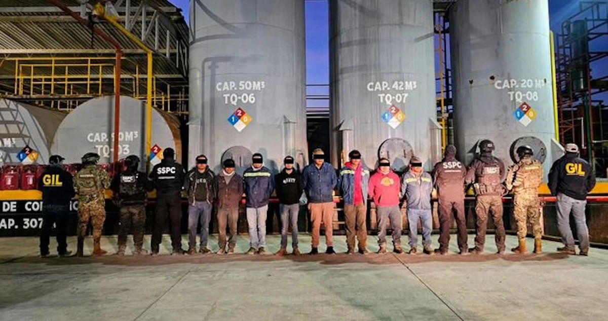 Autoridades aseguran en Veracruz 250 mil litros de huachicol y detienen a 8 personas