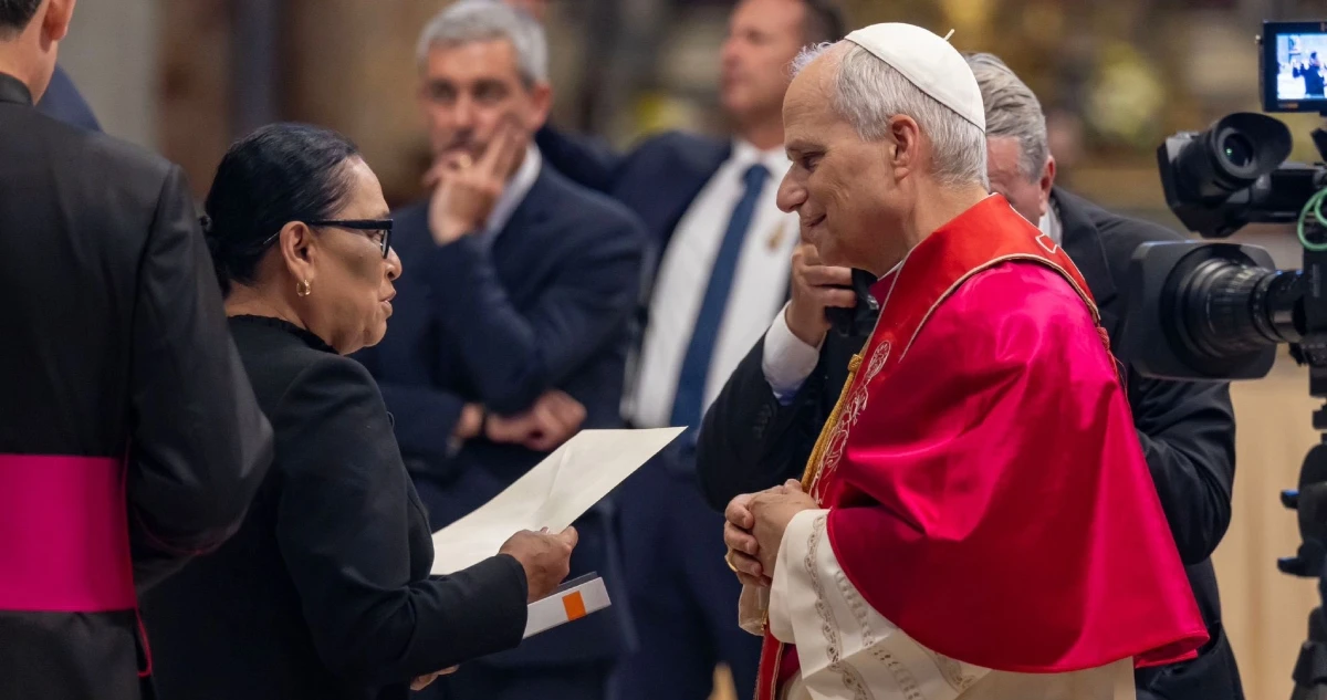VIDEO ¬ Rosa Icela entrega a León XIV invitación de Sheinbaum para visitar el país
