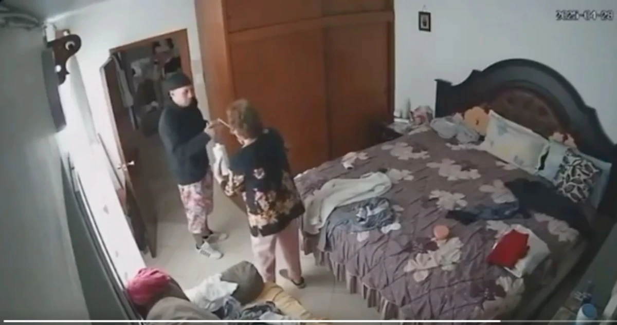 VIDEO: Sujeto golpea y roba a mujer de la tercera edad en su casa en Azcapotzalco