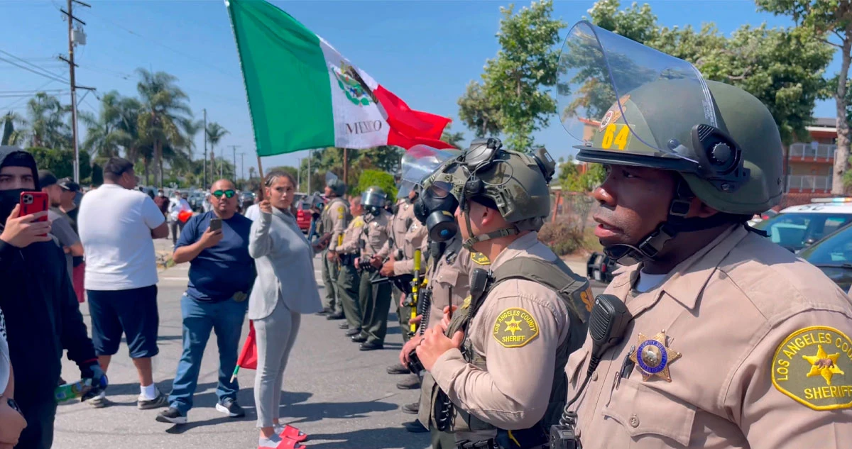 La bandera mexicana, usada en las protestas de Los Ángeles, genera tensiones