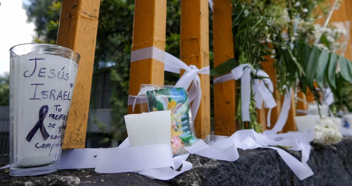Con flores, velas y coronas, dan el último adiós a estudiante del CCH Sur en Veracruz