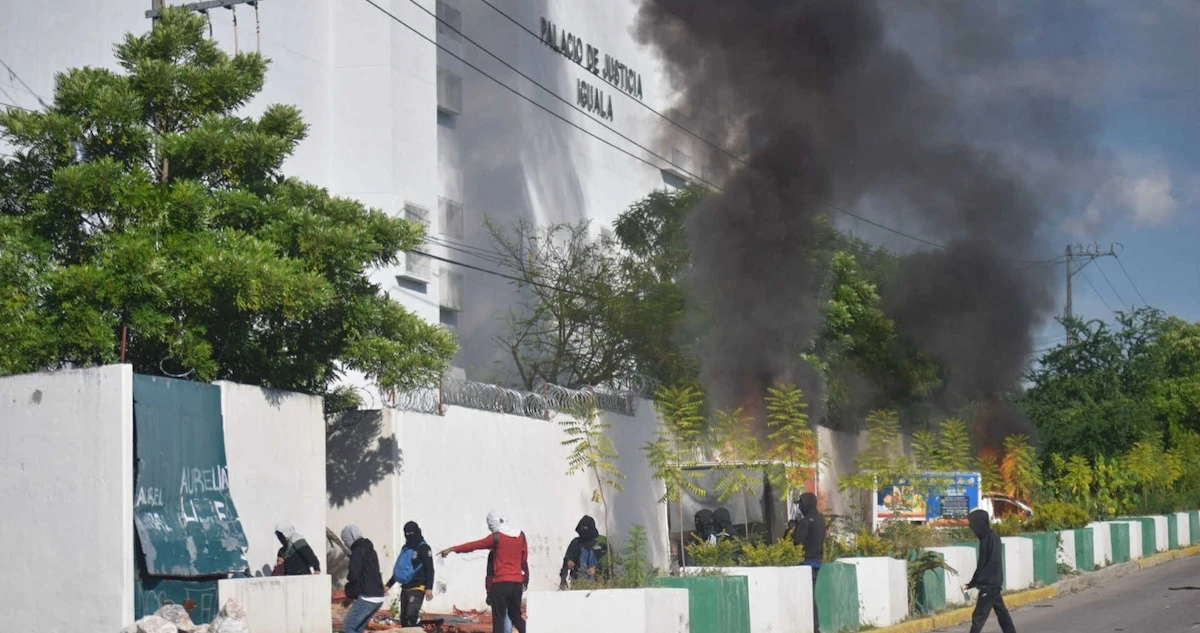 Normalistas queman vehículos en Palacio de Justicia de Iguala en protesta por los 43