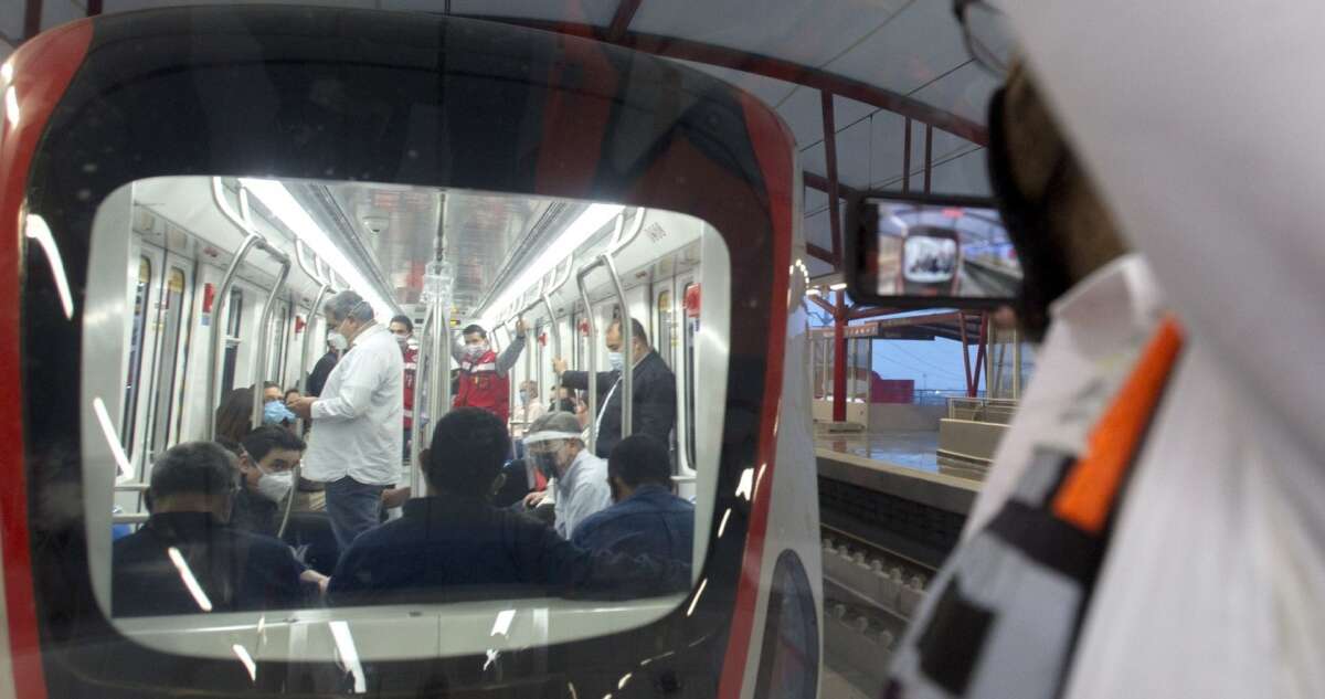 VIDEO ¬ Conductor frena a tiempo y evita que una mujer muera en el Metro de Monterrey