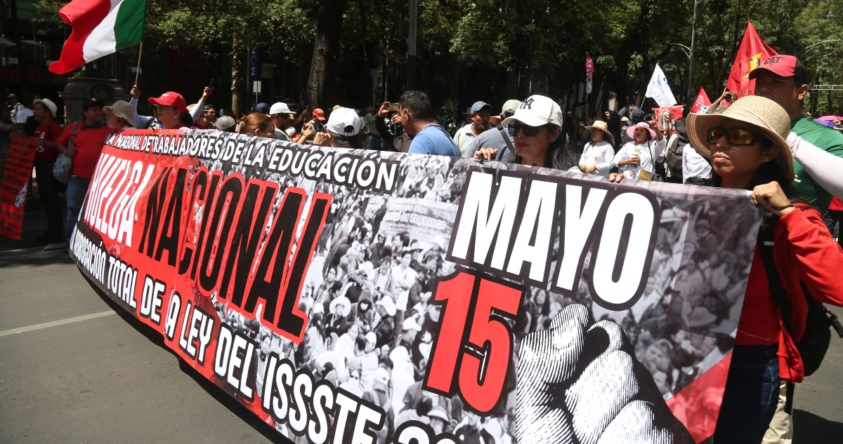 Miles de maestros marchan en su día: inician plantón en CdMx para abolir Ley ISSSTE