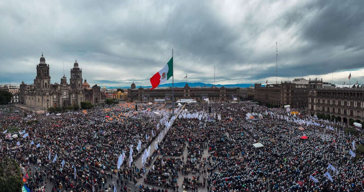 FOTOGALERÍA ¬ Sheinbaum es arropada en el Zócalo de la CdMx; 350 mil llenan la plaza