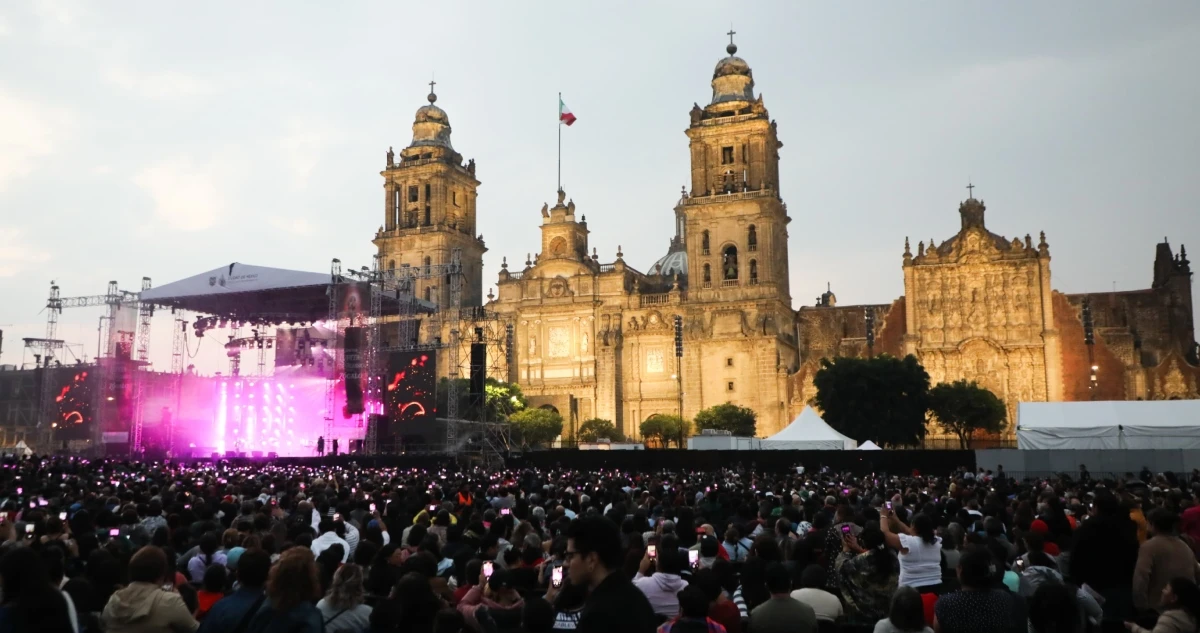 FOTOS ¬ Lupita D'Alessio deleita a más de 100 mil personas en el Zócalo de la CdMx