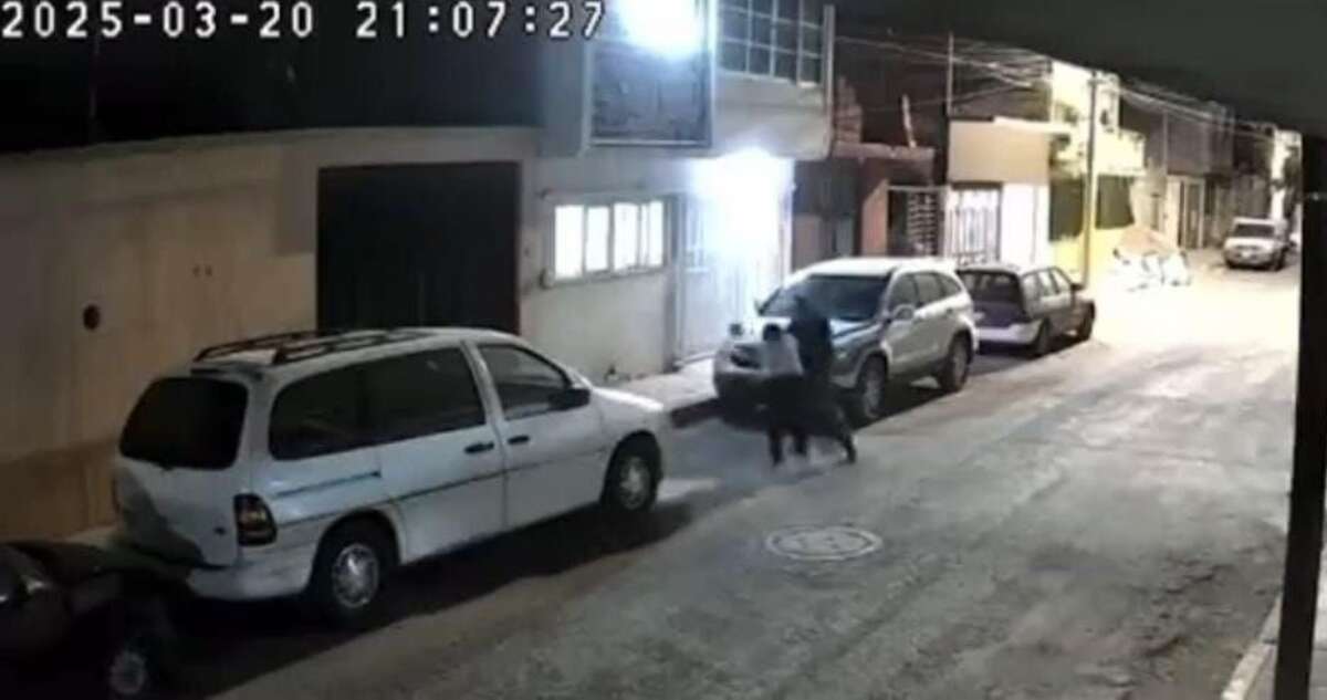 VIDEO ¬ Mujer es atacada por su vecino en Irapuato, Guanajuato; detienen a su agresor