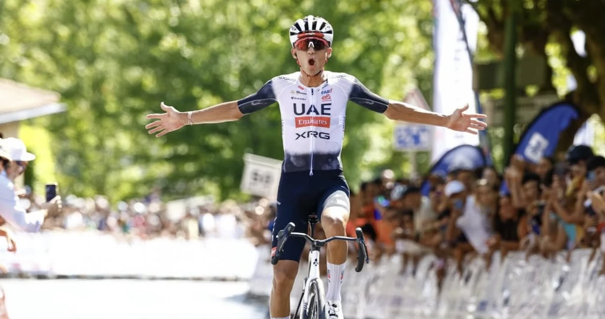 Isaac del Toro brilla en el Circuito de Getxo y conquista su octava victoria del año