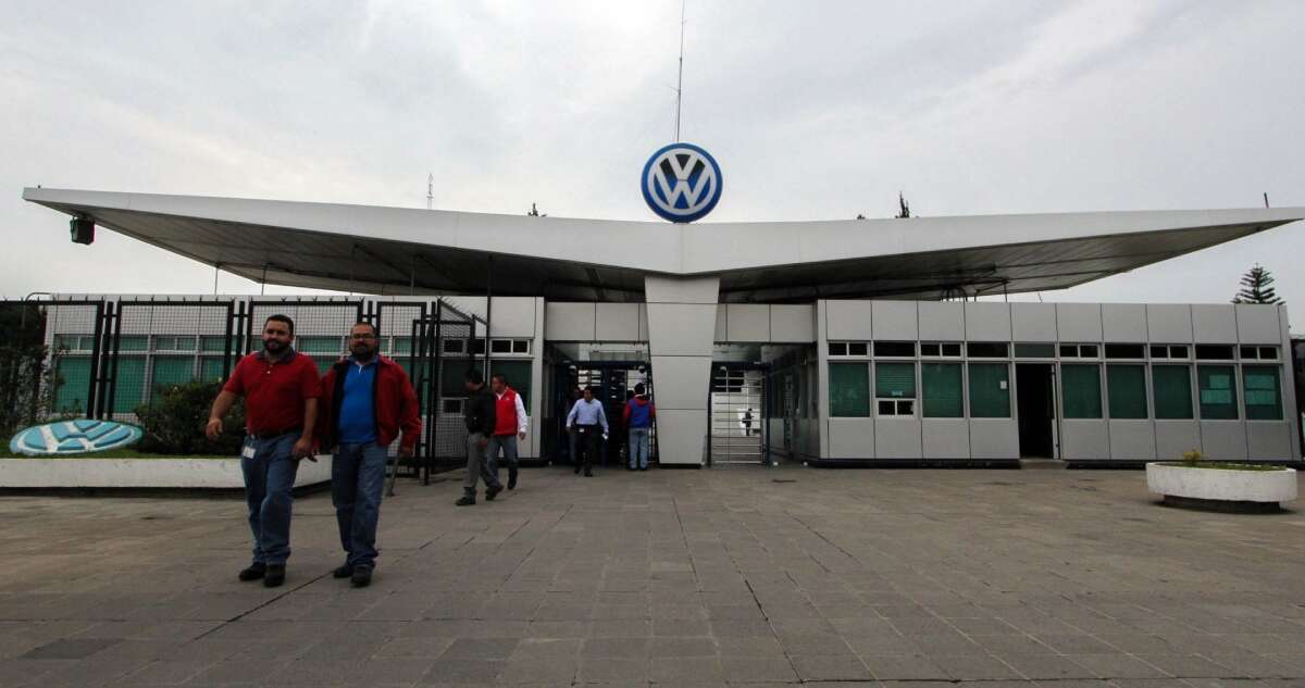 VIDEO ¬ Volkswagen despide a 200 trabajadores en Puebla; denuncian malos tratos