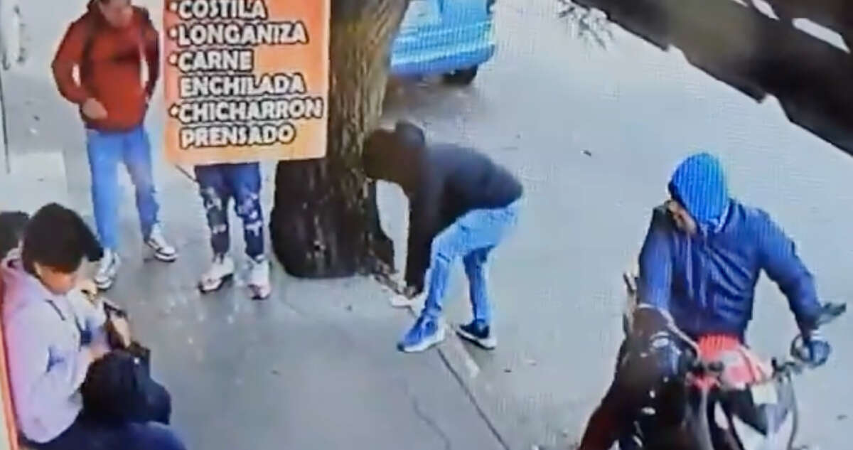 VIDEO ¬ Hombres en moto asaltan a 4 personas que esperaban el camión en Naucalpan