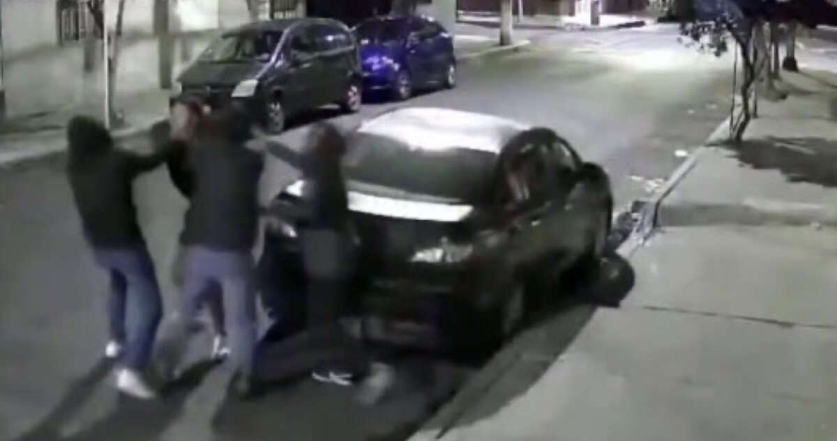 VIDEO ¬ Tres hombres golpean y roban a un joven en calles de la Alcaldía Azcapotzalco