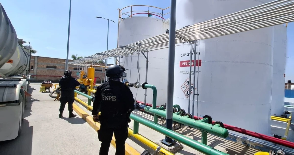 Autoridades aseguran 1.6 millones de litros de huachicol en un predio de Guanajuato