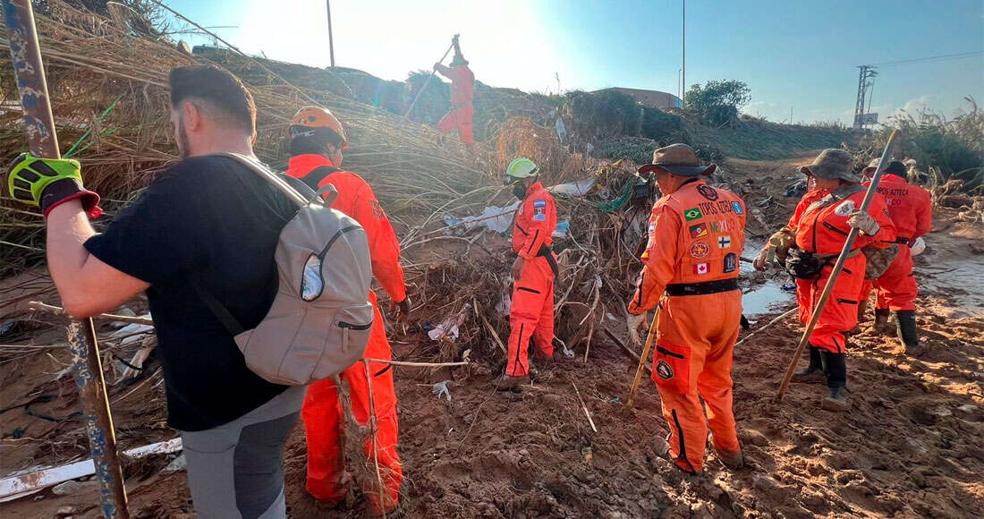 FOTOS y VIDEOS ¬ Los icónicos rescatistas mexicanos asisten en Zona Cero del desastre