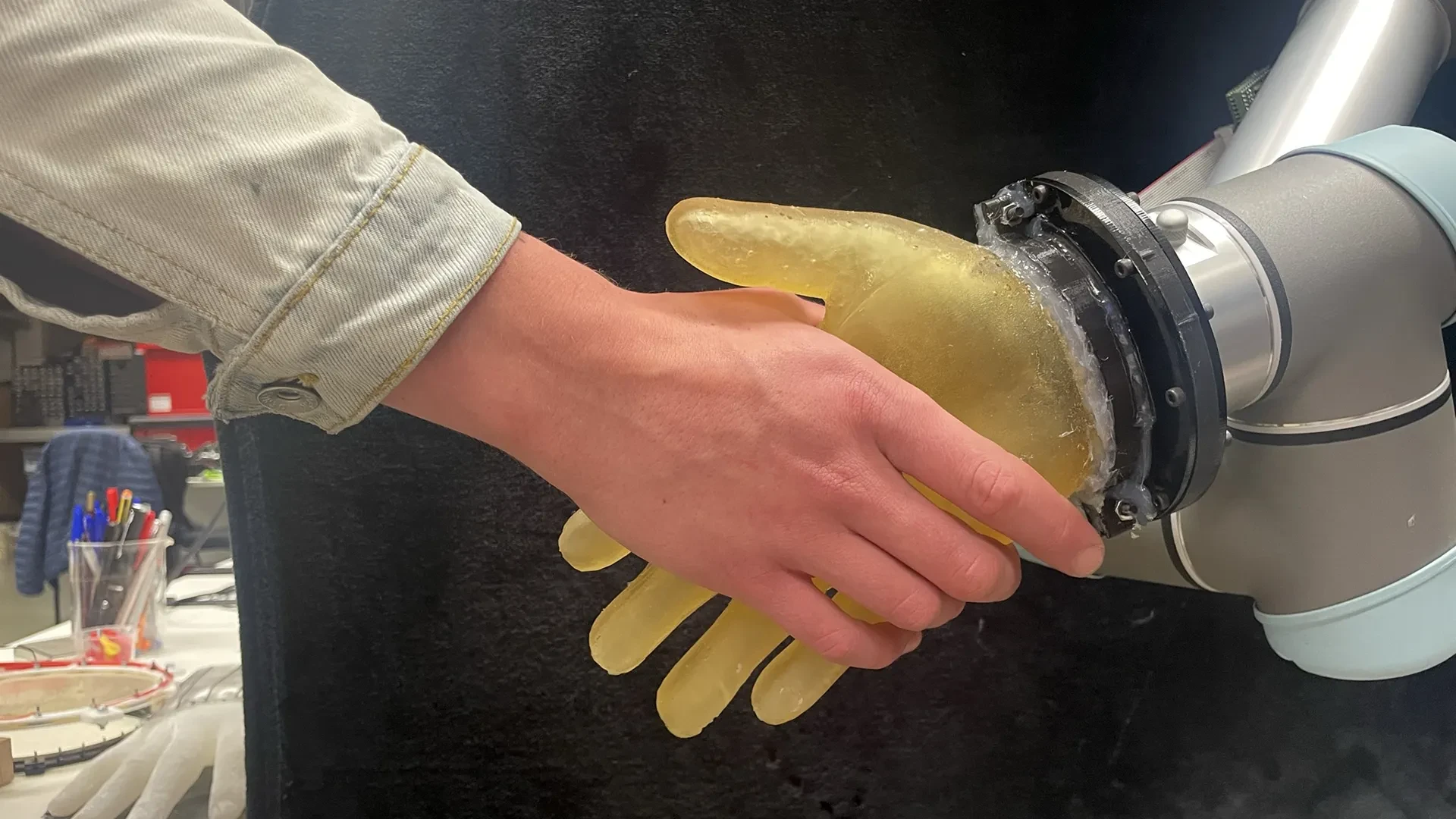 Robots that feel heat, pain, and pressure? This new “skin” makes it possible