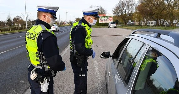 Jazda samochodem w czasie pandemii. Rząd związał ręce policji i zmienia obostrzenia