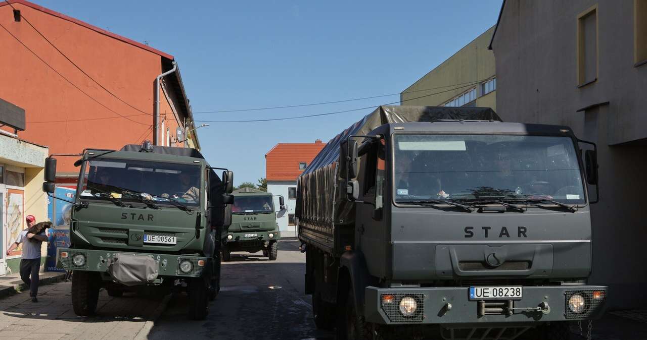 Szukasz samochodu? Kup je od wojska. AMW sprzedaje nie tylko militaria i ubrania