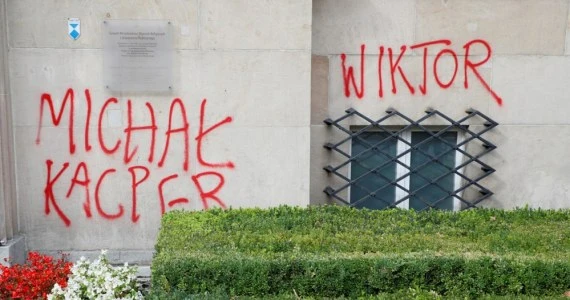 Napisy na gmachu MEN. Policja zatrzymała aktywistkę