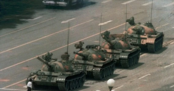 Tank Man: Zdjęcie protestującego na Tiananmen usunięte w wyszukiwarce Bing przez 