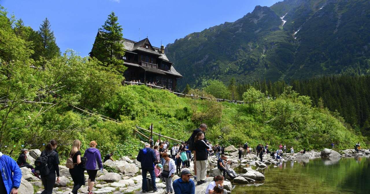 Morskie Oko jak plaża w Międzyzdrojach? Dla dorosłych piwo, dla dzieci popcorn i lody