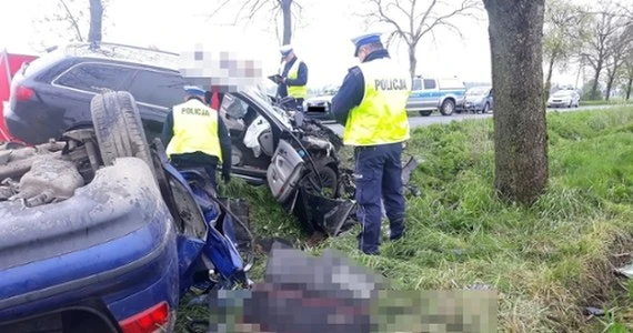 Tragiczny finał czołowego zderzenia. Policja szuka świadków
