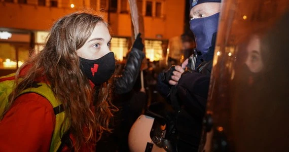 Warszawa: Protest Strajku Kobiet przed TVP. Kilka osób zatrzymanych
