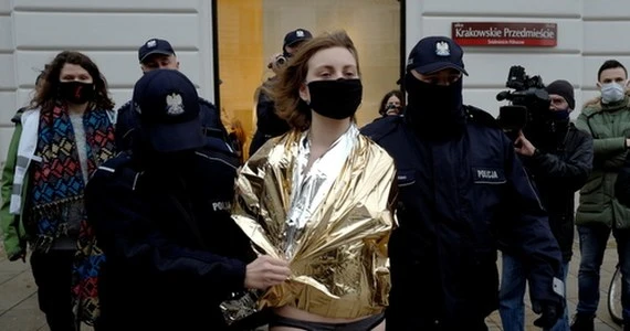 Warszawa: Odważny performance przed Pałacem Prezydenckim. Interweniowała Policja