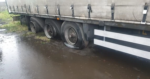 Opony wybuchły po uderzeniu pioruna