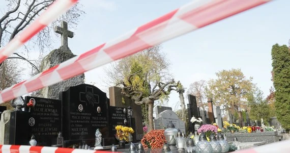 Wyrwali bramę i furtkę na cmentarz. Ksiądz apeluje do wandali