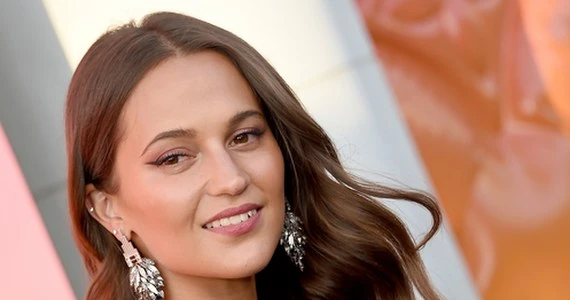 Alicia Vikander w serialowej wersji filmu 