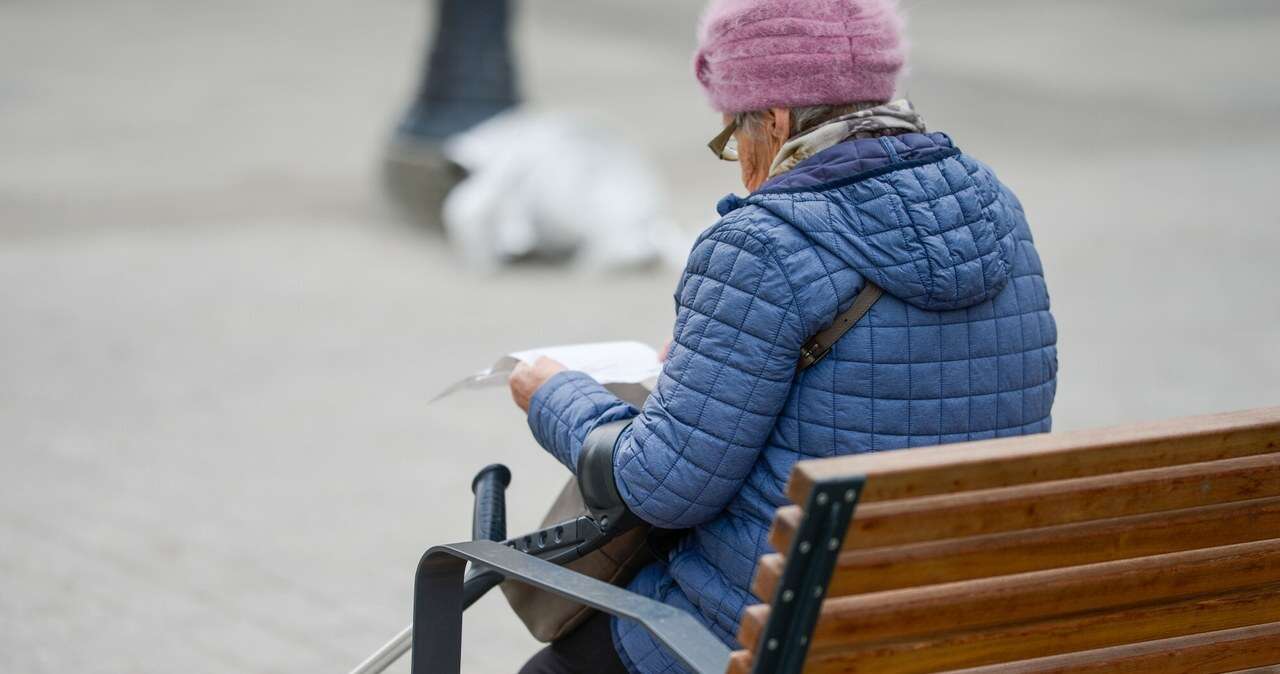 Emerytury groszowe. Skąd się biorą? Dostają po kilka groszy świadczenia