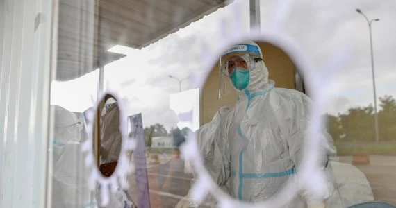 Szczepionka szybciej niż lek na COVID-19? Ekspert wskazuje terminy