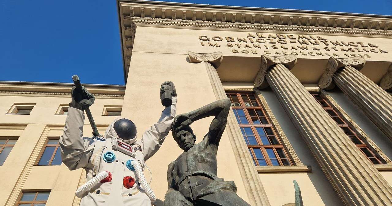 Astronauta pojawił się przed budynkiem AGH. Po co przebrano znany pomnik?