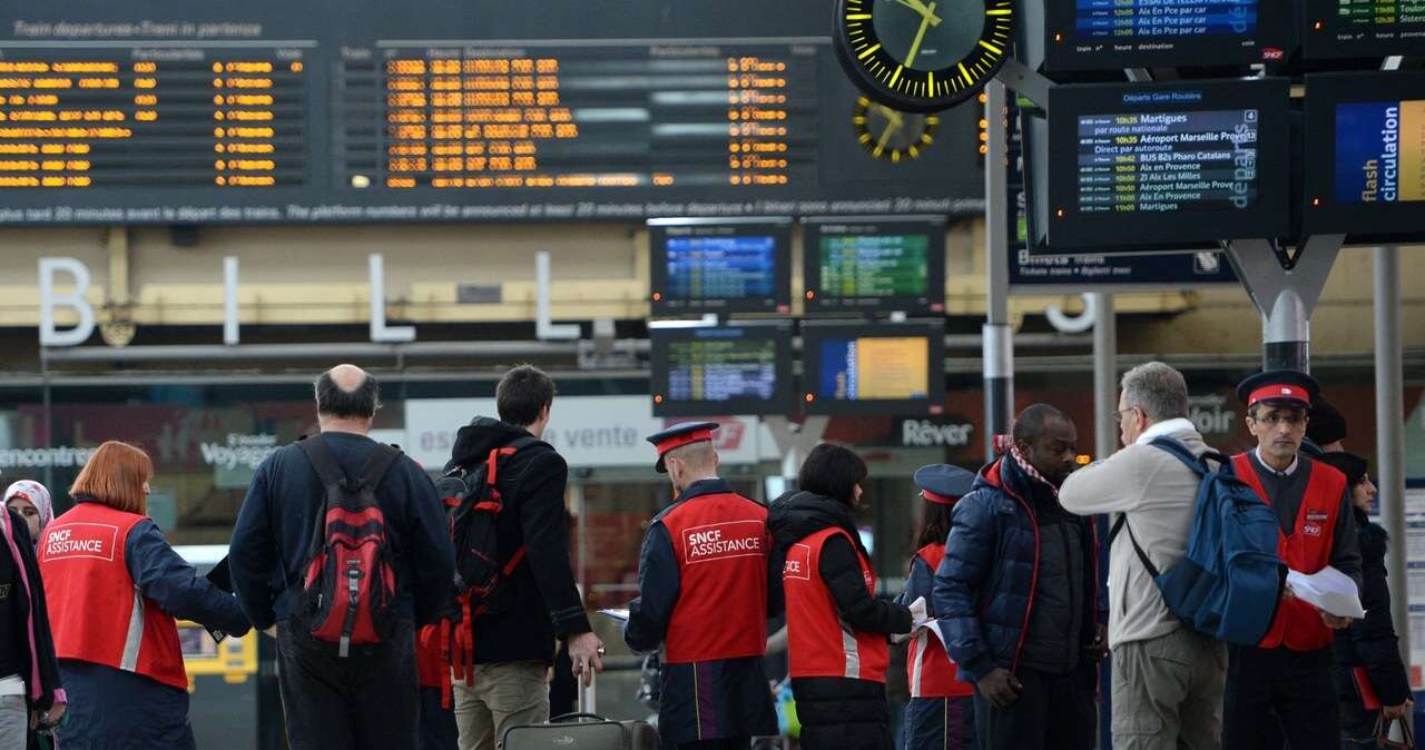 Rozmawiał w trybie głośnomówiącym na stacji kolejowej. Dostał słony mandat