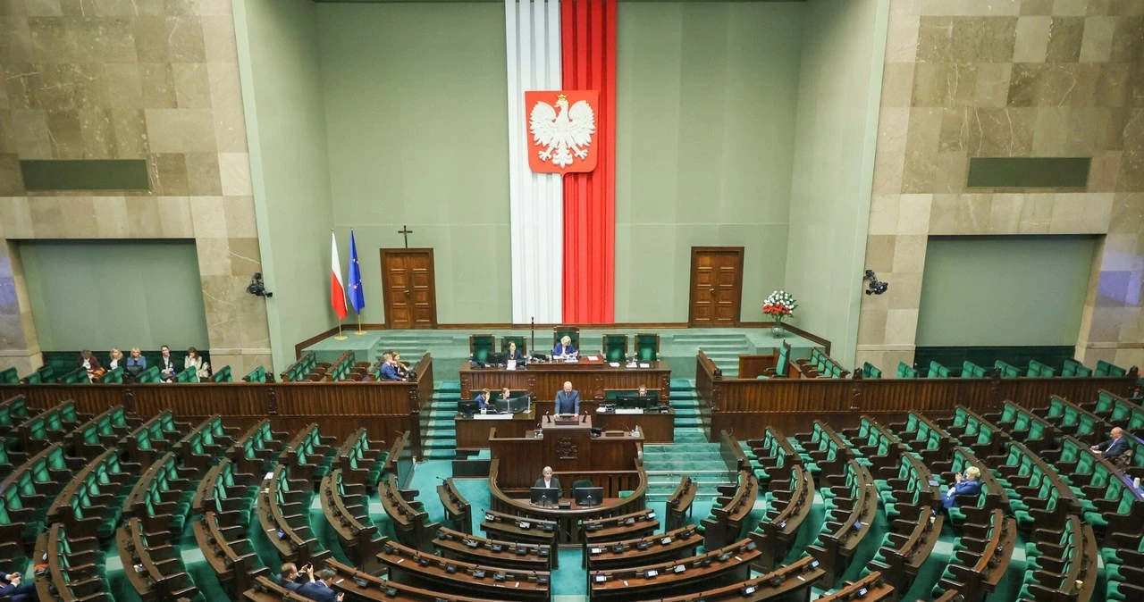 Najnowszy sondaż partyjny. Co trzeci wierzy w Konfederację