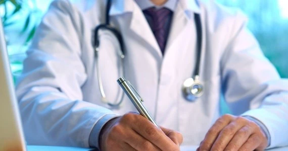 Eksperci przypominają: Te dolegliwości mogą być objawami raka
