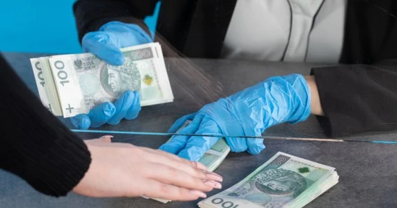 Badanie: Oceniono ryzyko zakażenia koronawirusem wskutek używania banknotów