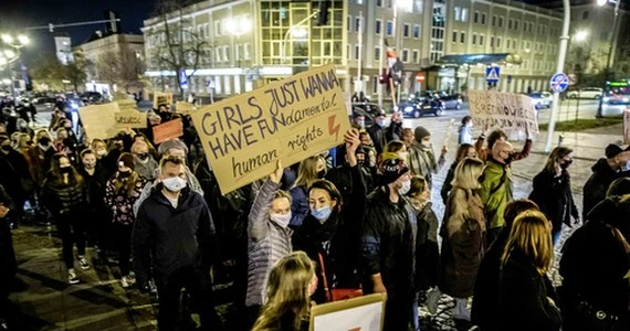 Białystok: Obrzucili petardami uczestników tzw. czarnego spaceru