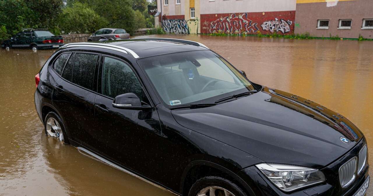 Auto zniszczone w powodzi. Kiedy należy się odszkodowanie?