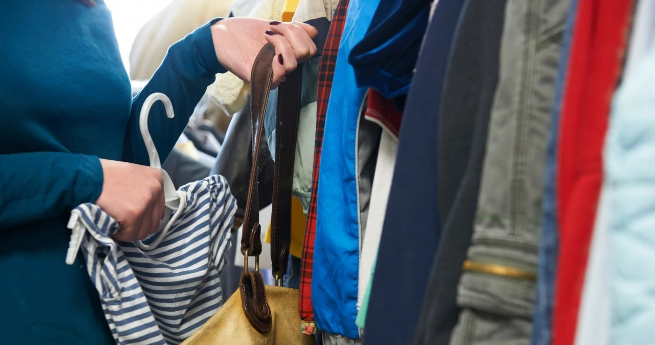 Sklepy z odzieżą używaną w galeriach handlowych. Nowy trend