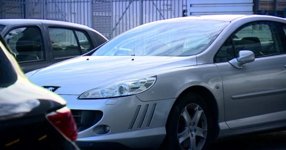 Kupili używane auta, ale przez nieuczciwego sprzedawcę nie mogą ich zarejestrować!