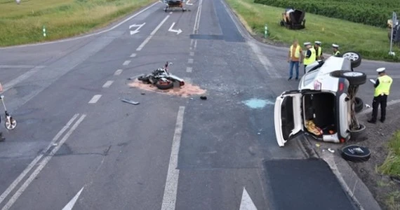 Motocykl uderzył w auto, wywracając je na bok!