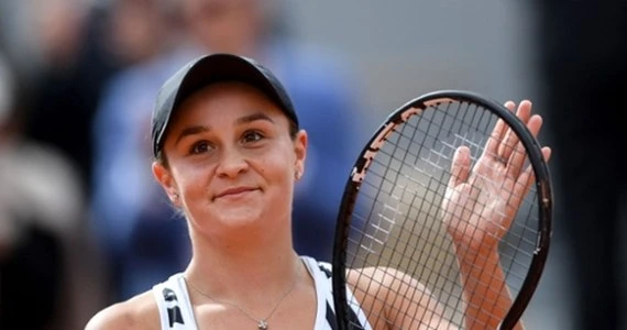 Tenis. Ashleigh Barty ogląda futbol australijski, pije piwo, a pozostanie numerem jeden