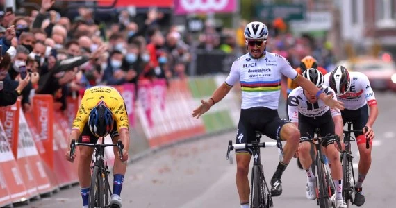 Liege-Bastogne-Liege. Primož Roglič na centymetry wyprzedził Juliena Alaphilippe'a