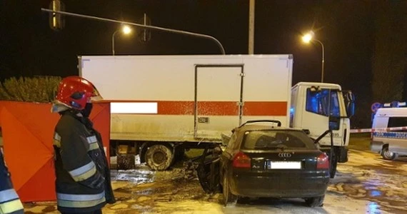 Pędzące audi wbiło się w ciężarówkę. Zginęli młodzi ludzie