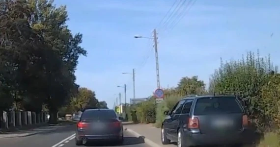 Kierowca Passata wyprzedzał inne auta chodnikiem!