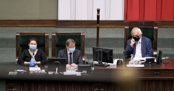Ustawa covidowa. PiS chce trzeciego czytania, opozycja zapowiada poprawki