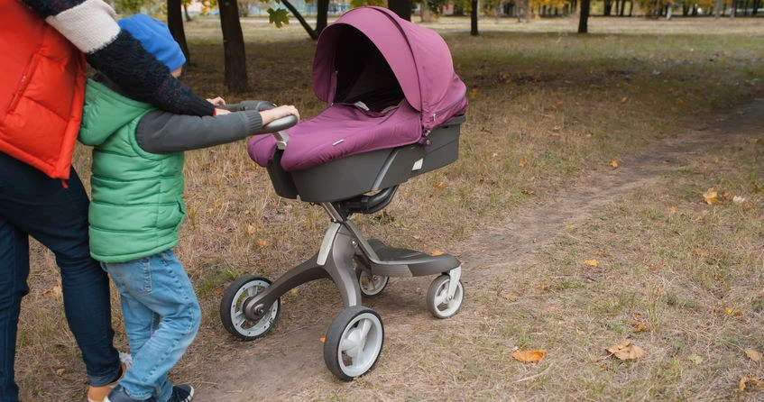 Bierze przerwy na karmienie 2-letniej córki. 