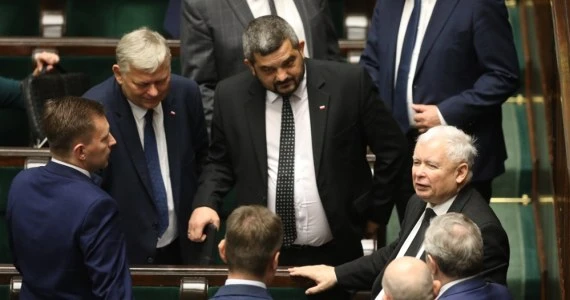 Cztery ugrupowania w Sejmie. Sondaż CBOS
